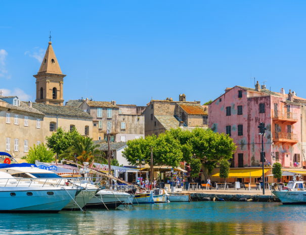 Puerto de Saint Florent en Córcega